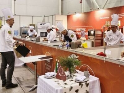 «Мы поменяли свой хлеб на чужой»: шеф-повар Сырников на форуме в Новосибирске назвал вызовы для русской кухни