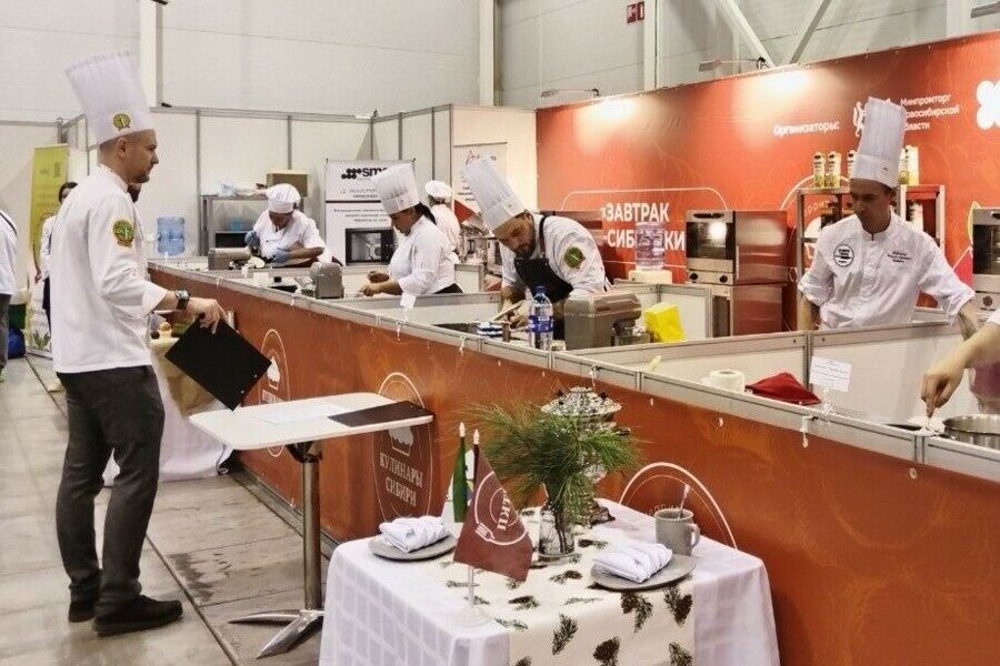 «Мы поменяли свой хлеб на чужой»: шеф-повар Сырников на форуме в Новосибирске назвал вызовы для русской кухни