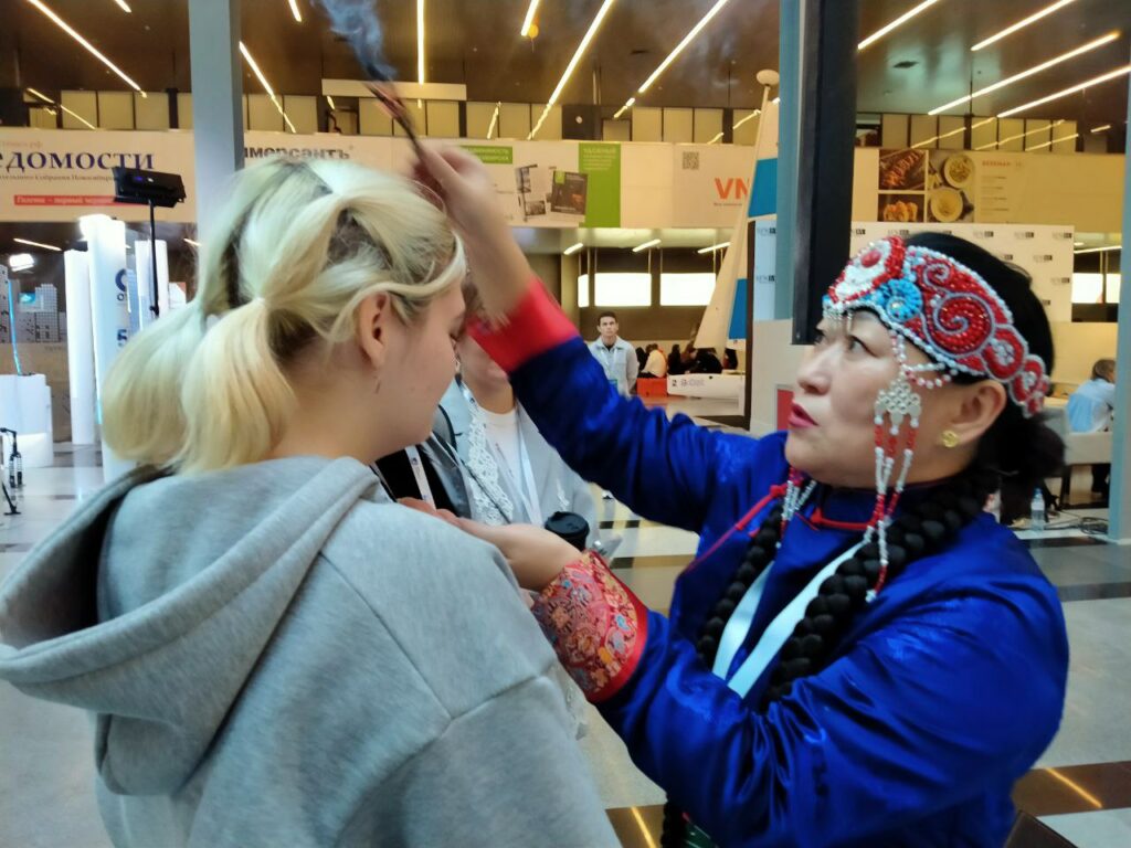 На форуме «Дикоросы» в Новосибирске провели шаманский обряд очищения