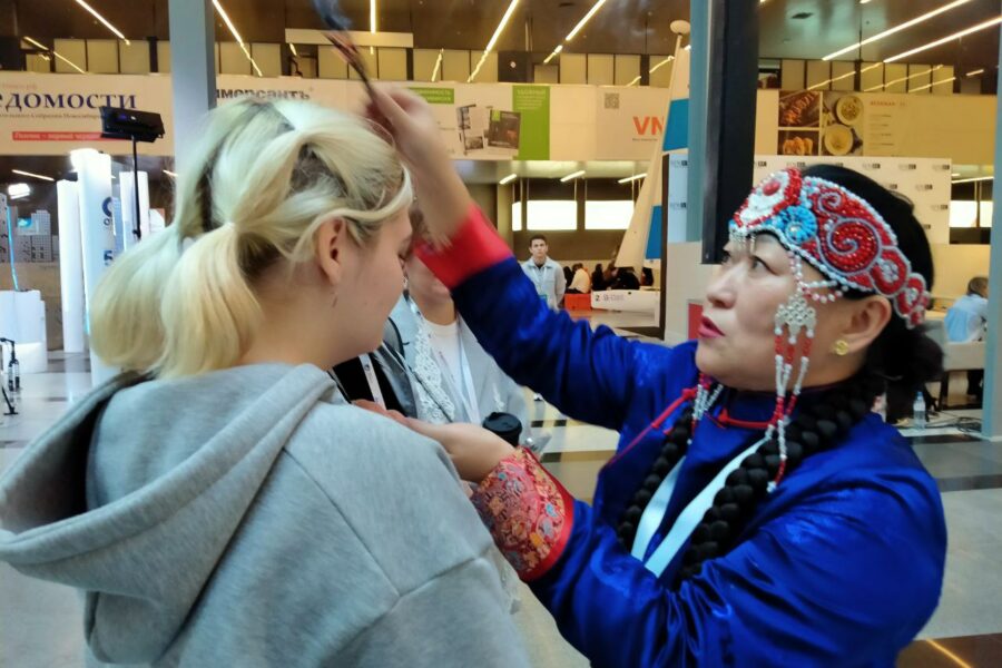 На форуме "Дикоросы" в Новосибирске провели шаманский обряд очищения