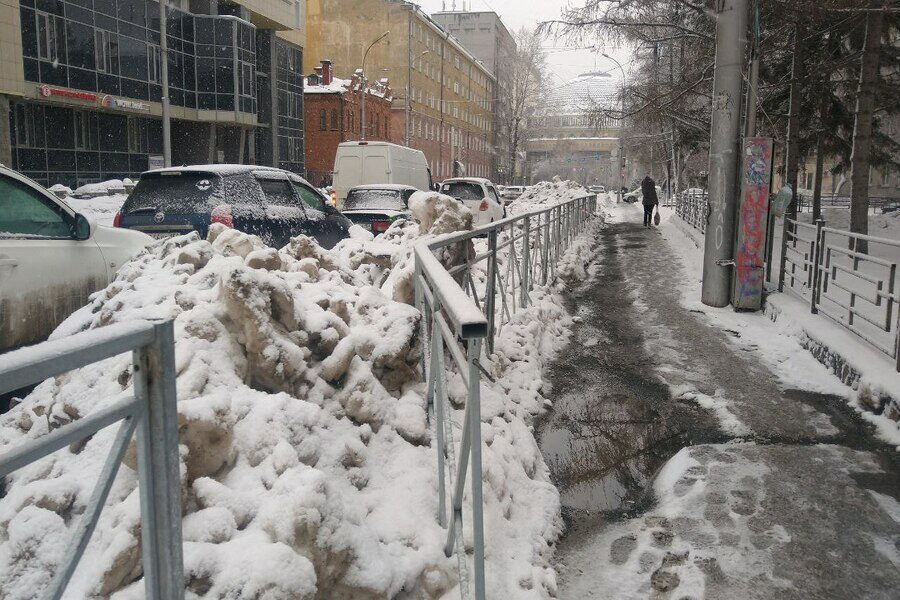 Автомобилисты и УК названы главными проблемами при уборке снега в Новосибирске