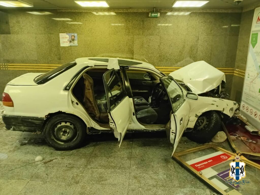 Полиция поймала водителя, въехавшего в метро Новосибирска на машине