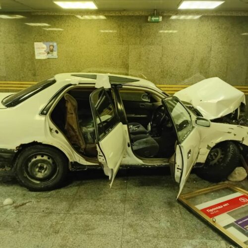 Полиция поймала водителя, влетевшего во вход метро «Золотая Нива» в Новосибирске