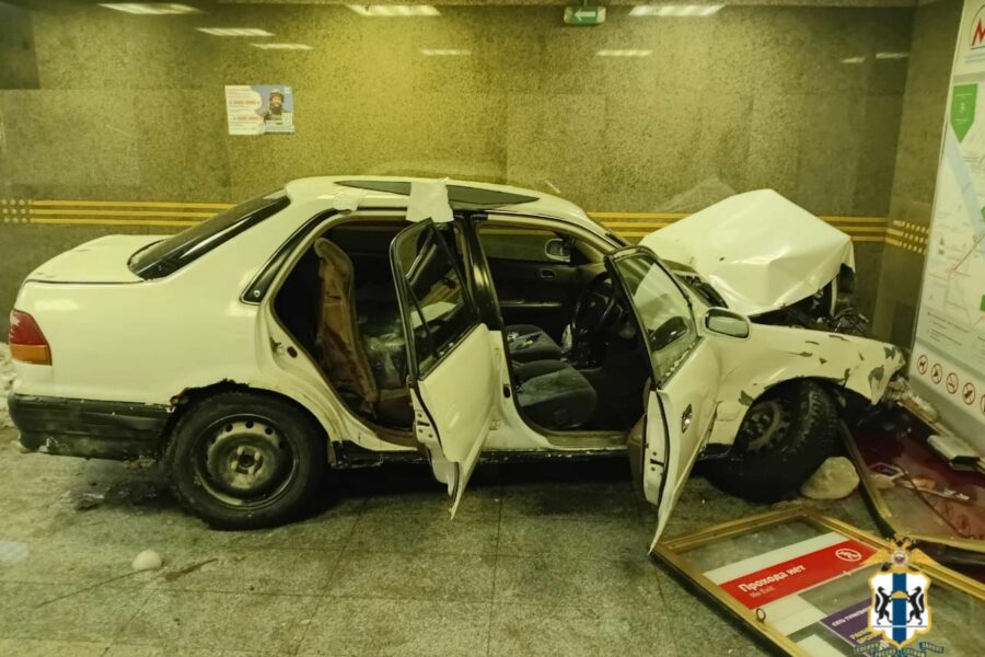 Полиция поймала водителя, влетевшего во вход метро «Золотая Нива» в Новосибирске