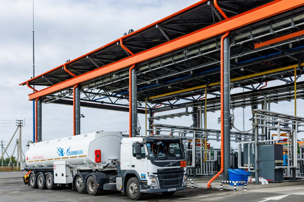 Стабильные поставки топлива помогли российским аграриям с посевной и уборочной