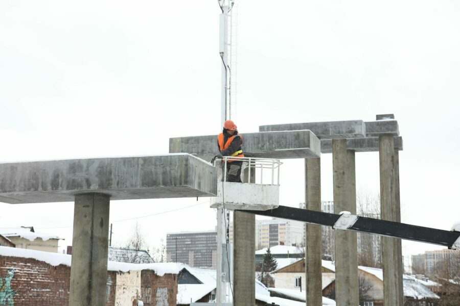 Новый пешеходный мост в Новосибирске будет готов к концу года