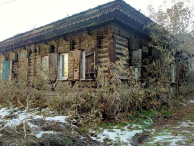 Собственность города: в Новосибирске ВООПИК пытается спасти старый дом с резьбой на улице Инской