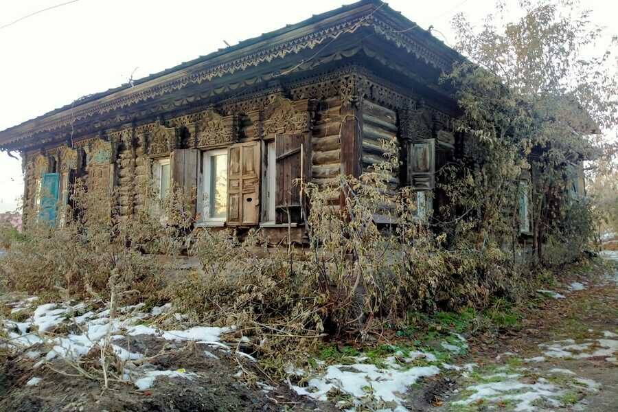 Собственность города: в Новосибирске ВООПИК пытается спасти старый дом с резьбой на улице Инской