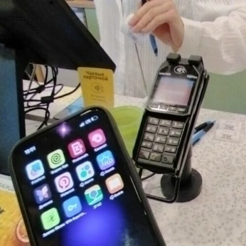 В Новосибирске магазины стали чаще просить оплату через QR-код или наличкой