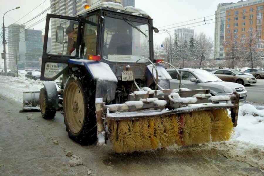 Мэр Новосибирска поручил очистить тротуары и лестницы за сутки