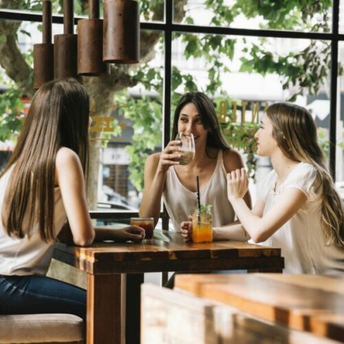 Расходы россиян на короткие поездки и рестораны выросли в ноябрьские праздники