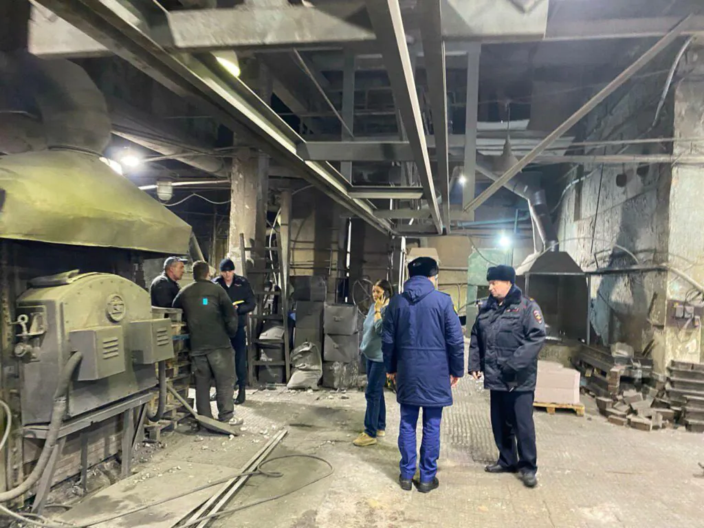 Трое работников пострадали на предприятии под Новосибирском