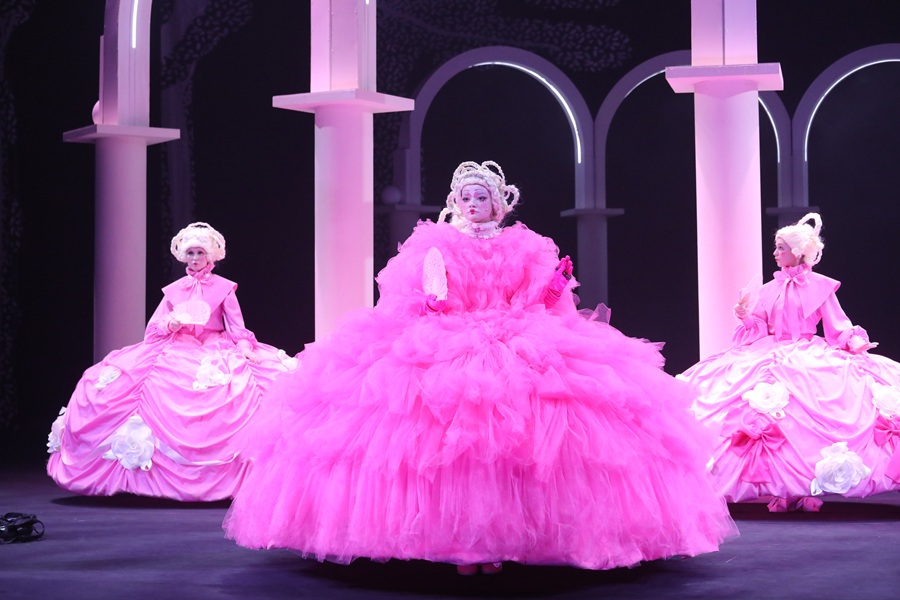 Сценограф Ольга Суслова создала мир, от которого девочки 6-10 лет будут в восторге, а мамы смахнут слезу ироничного умиления