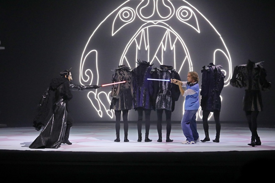 Мир конических дамских шляп, длинных рукавов, носатых башмаков пуленов, мужских колготок и черной губной помады.