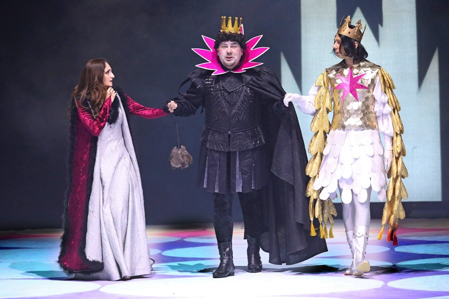 Соединив несколько сказок с принцессами в сюжетах, Миронер создал историю, пригодную для обстоятельного повествования