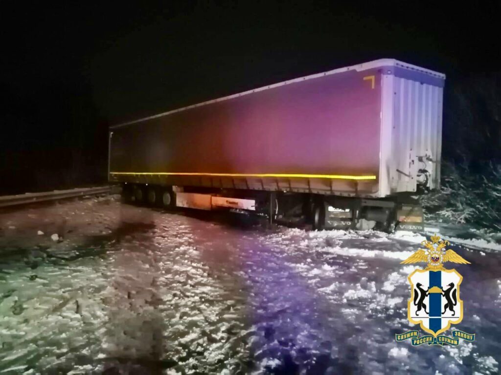 Шесть человек погибли в лобовом столкновении с грузовиком под Новосибирском