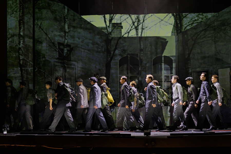 Как можно-с, мюзикл про Великую Отечественную?! Вы что, про это петь и танцевать собираетесь?!