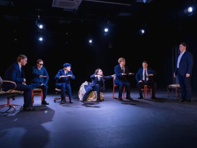 Два молодых театра-соседа в Новосибирске показали пьесы об инфо-эпидемиях