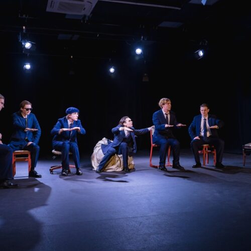 Два молодых театра-соседа в Новосибирске показали пьесы об инфо-эпидемиях