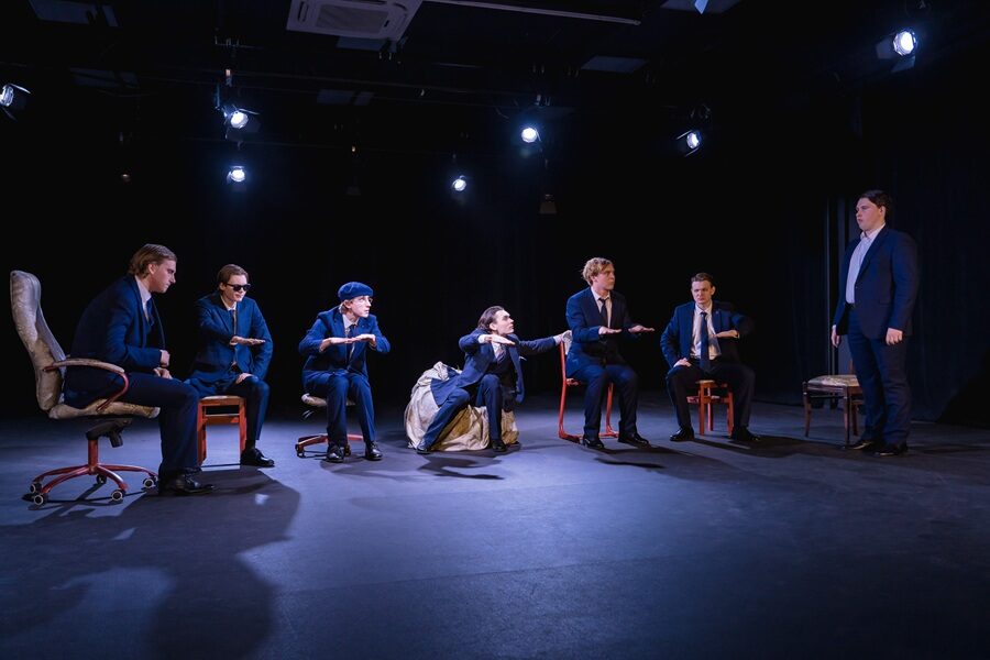 Два молодых театра-соседа в Новосибирске показали пьесы об инфо-эпидемиях