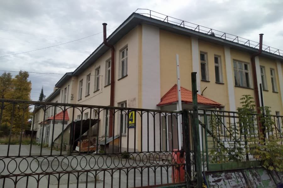 В Новосибирске начали сносить старую инфекционную больницу