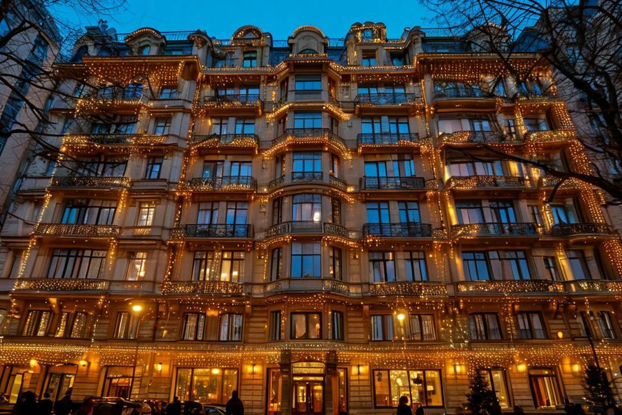 Россиян предупредили о штрафах за новогодние гирлянды на окнах и фасадах домов