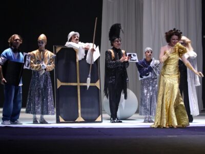 Новосибирский театр показал сказку Андерсена в эстетике мультивселенных