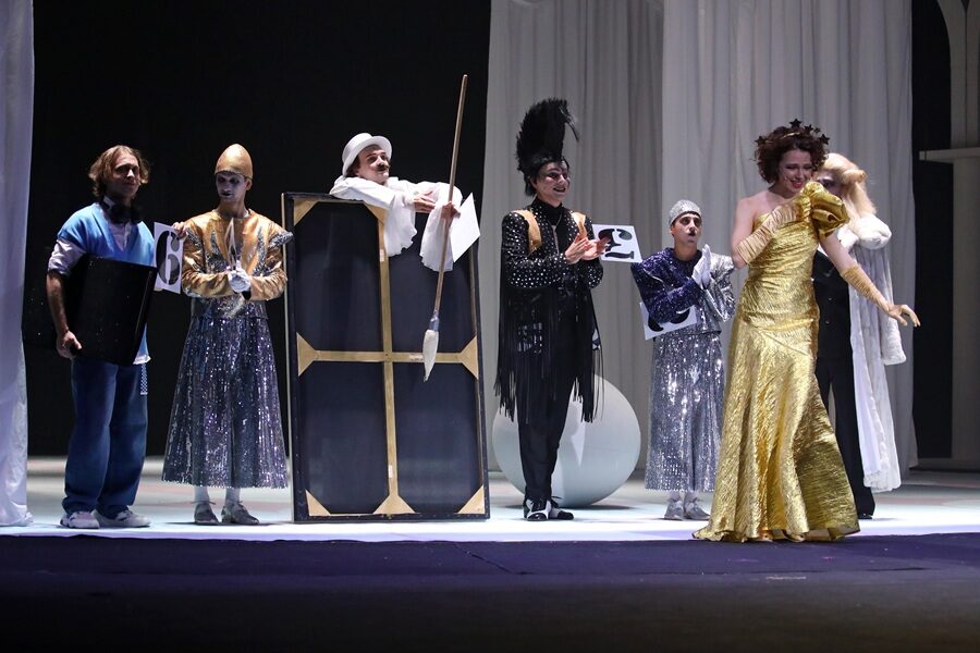 Новосибирский театр показал сказку Андерсена в эстетике мультивселенных