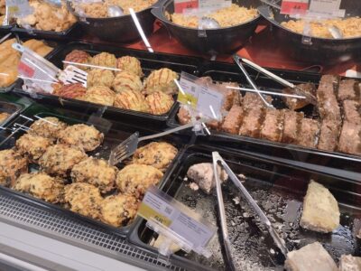 «Ритейл наступает на пятки общепиту»: магазинам в Новосибирске хотят запретить готовить салаты и горячие блюда