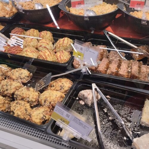 «Ритейл наступает на пятки общепиту»: магазинам в Новосибирске хотят запретить готовить салаты и горячие блюда