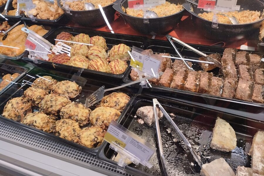 «Ритейл наступает на пятки общепиту»: магазинам в Новосибирске хотят запретить готовить салаты и горячие блюда