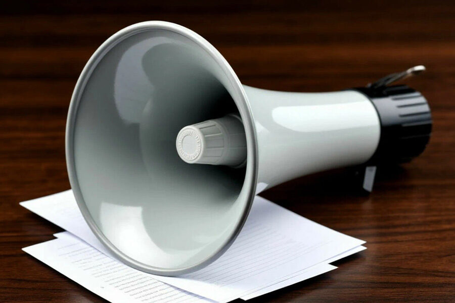 мегафон на столе