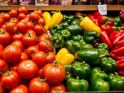 В Новосибирске резко взлетели цены на помидоры и перец