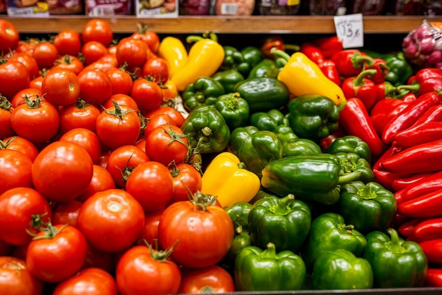 В Новосибирске резко взлетели цены на помидоры и перец