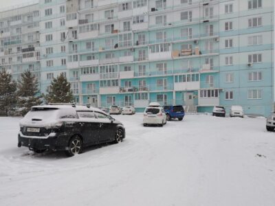Новосибирцев предупредили о штрафах за долгий прогрев двигателя во дворе