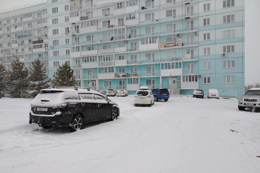 Новосибирцев предупредили о штрафах за долгий прогрев двигателя во дворе