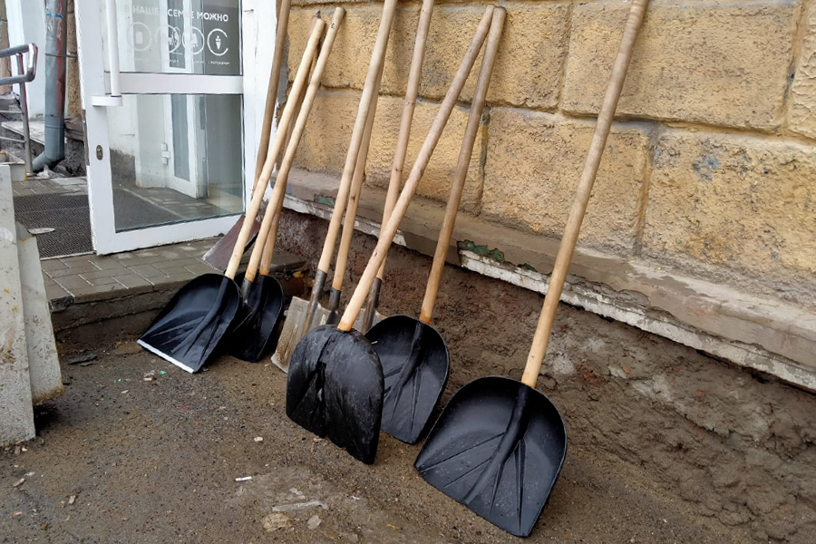 Дворники стали дефицитными работниками в Новосибирской области