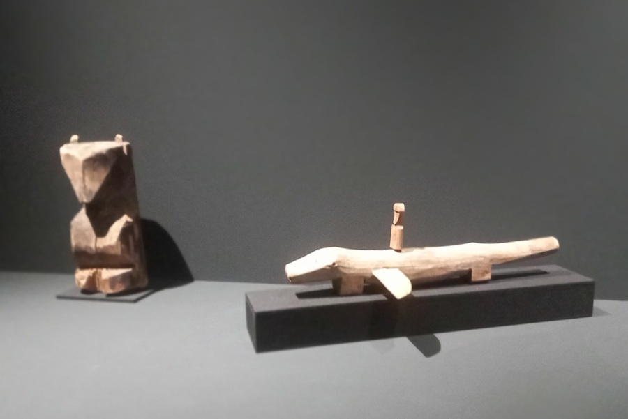 Материальный фонд — около 100 экспонатов, посвященных культуре и искусству древних народов лесной и лесостепной зон от Приуралья до Сибири