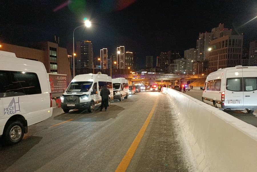В 23:50 автомобили начали движение по основному ходу переправы.