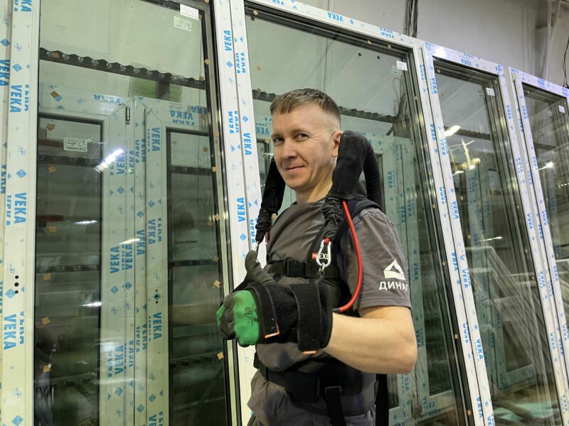 Рабочий на производстве в экзоскелете