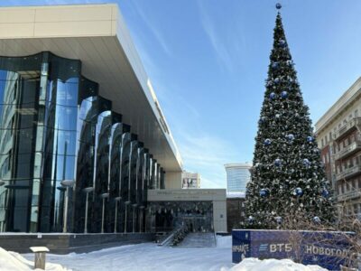 Крупный банк украсил Новосибирск новогодней ёлкой