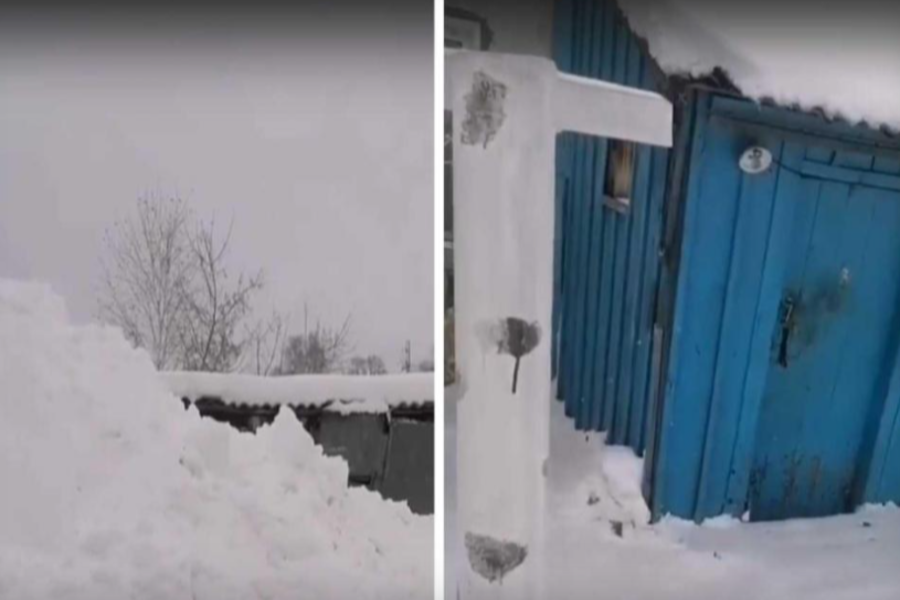 Трактор завалил снегом дом пенсионеров и перегородил проезд в Новосибирской области