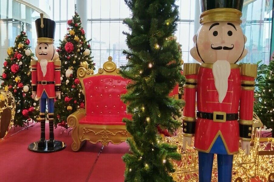 Бизнес Новосибирска экономит на новогодних корпоративах за счет еды и помещений