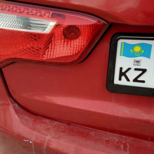 Эксперт объяснил большое количество машин с иностранными номерами в Новосибирске