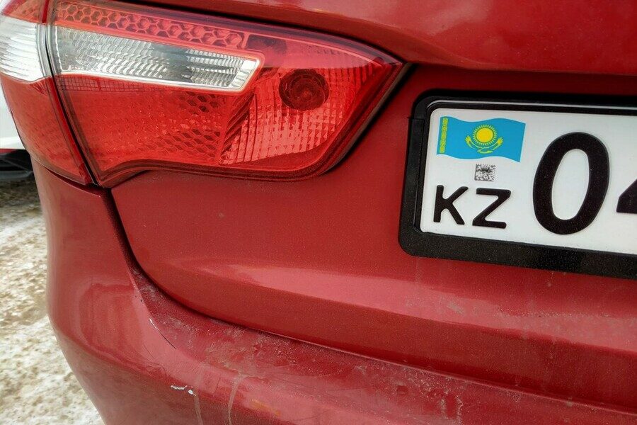 Эксперт объяснил большое количество машин с иностранными номерами в Новосибирске