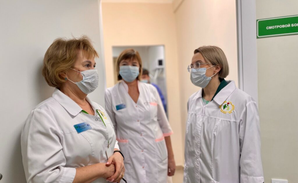Поликлиники и больницы Новосибирской области ввели масочный режим