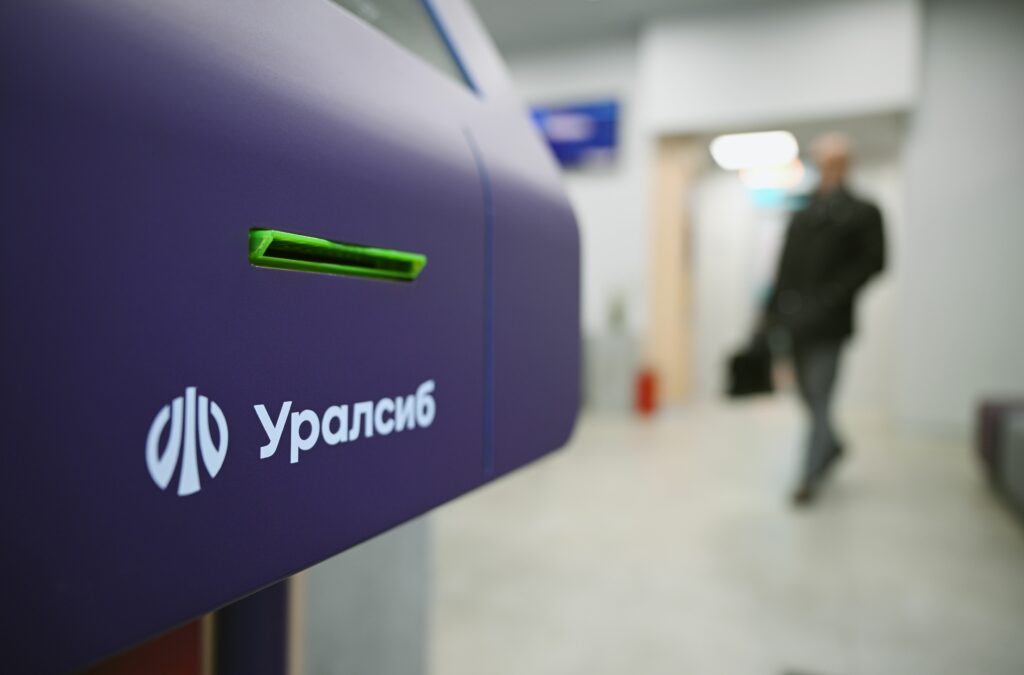Карта «Прибыль» Банка Уралсиб – в Топ-3 лучших дебетовых карт к праздникам