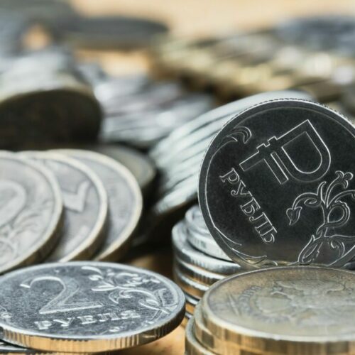 Инвесторам необходимо учитывать риски ослабления национальной валюты