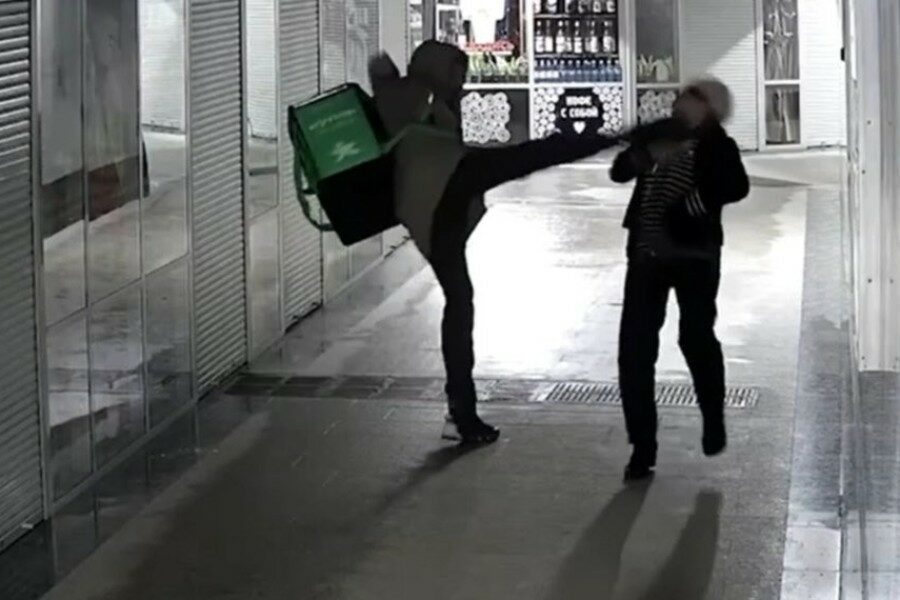 В Новосибирске задержали курьера, подозреваемого в избиении женщины