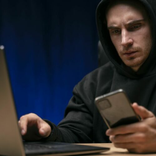 Психологические ловушки аферистов: как не отдать деньги мошенникам